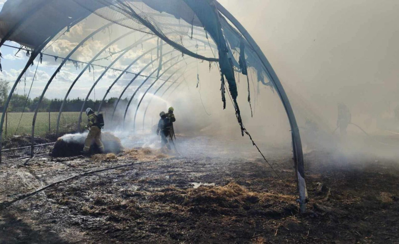 6/6 Pożar hali magazynowej ze słomą w Deszcznie