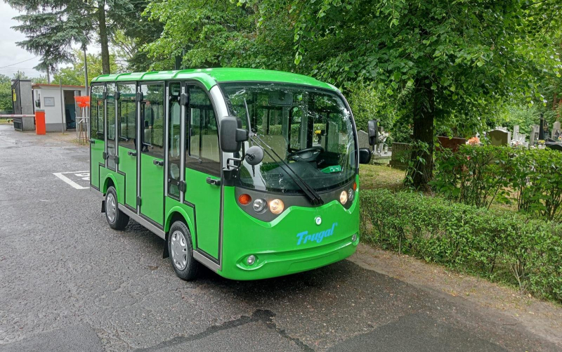 3/5 Elektryczny mikrobusik na cmentarzu