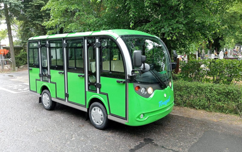 5/5 Elektryczny mikrobusik na cmentarzu