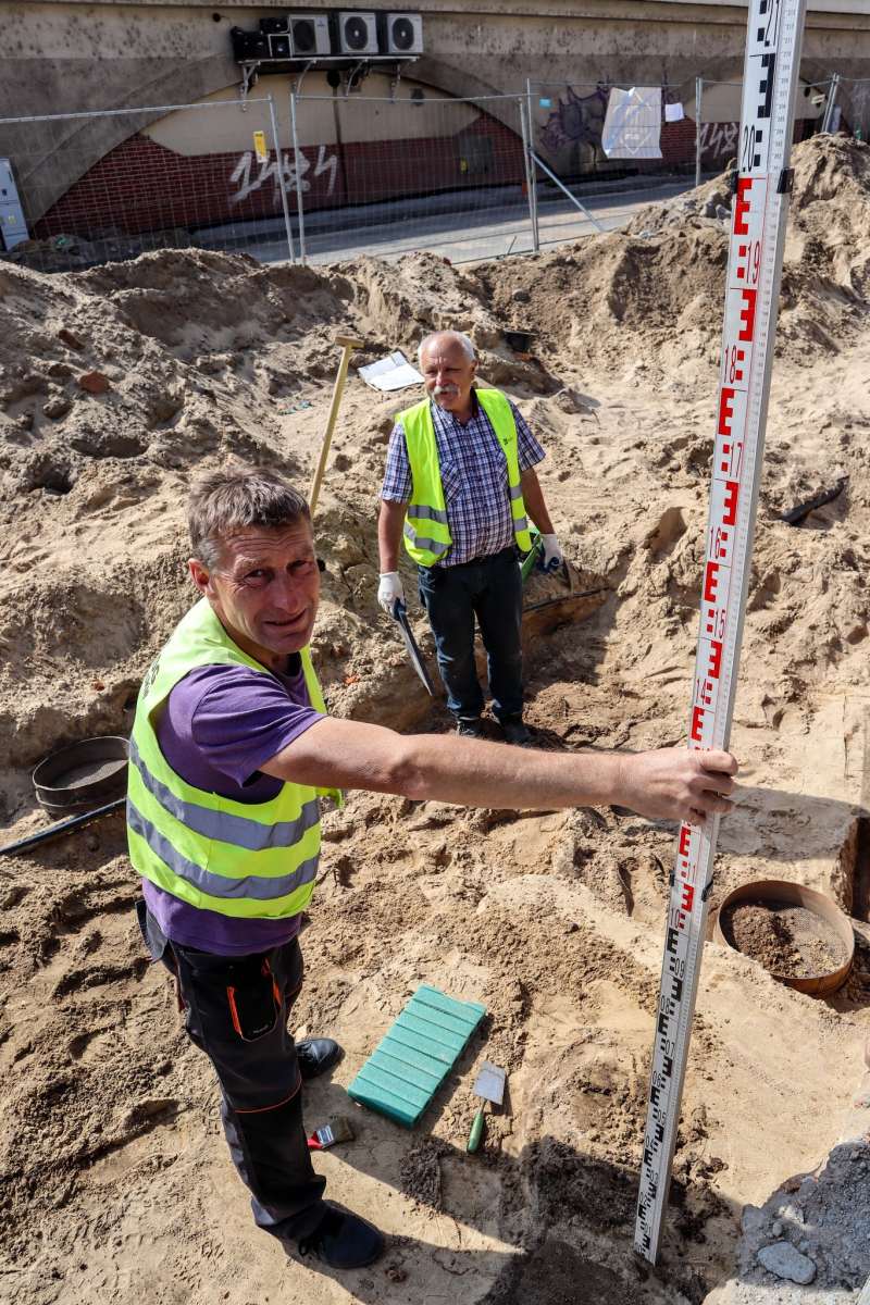 6/8 Prace archeologiczne na Spichrzowej. Odkryto cmentarzysko