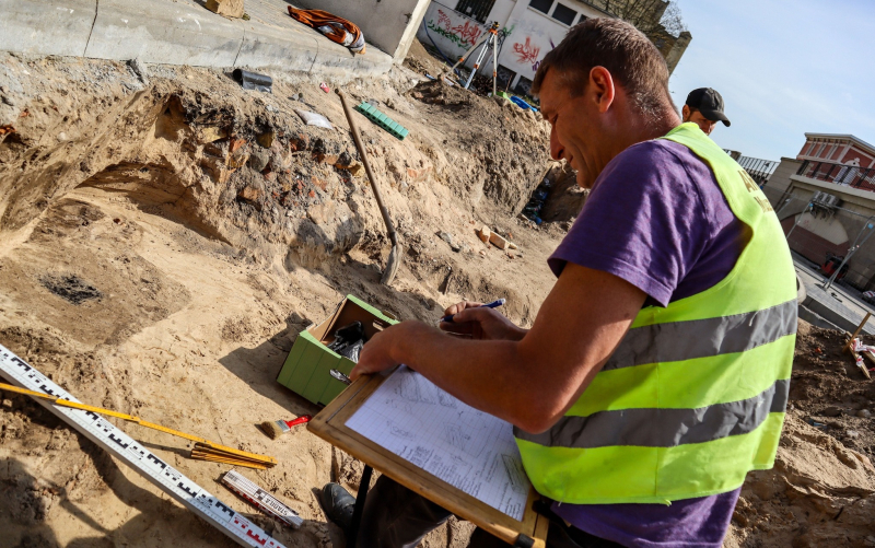 7/8 Prace archeologiczne na Spichrzowej. Odkryto cmentarzysko