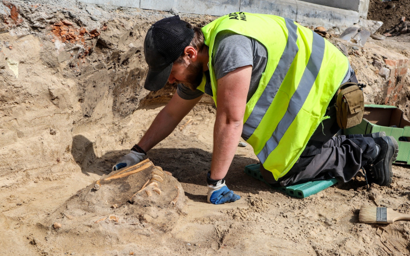 8/8 Prace archeologiczne na Spichrzowej. Odkryto cmentarzysko