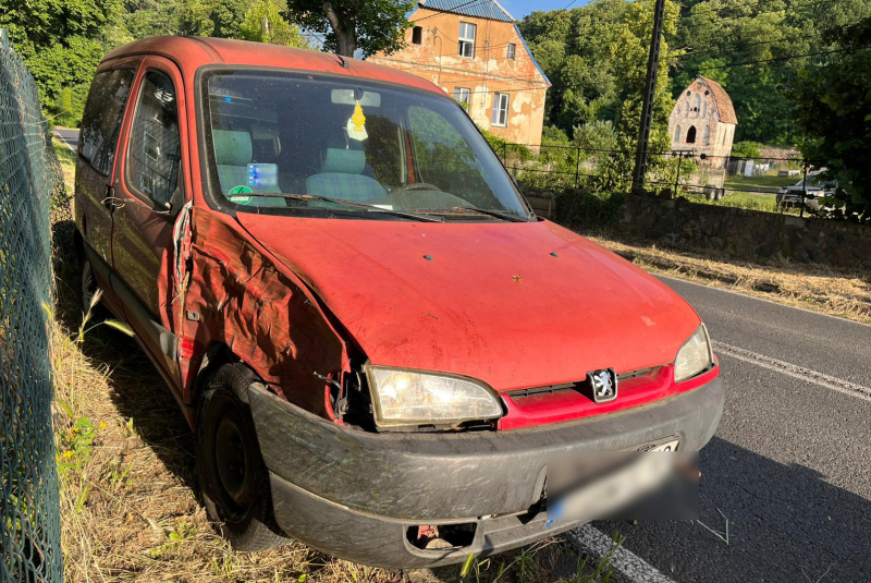 3/4 Pijany kierowca rozbił kradzionego peugeota w Dąbroszynie