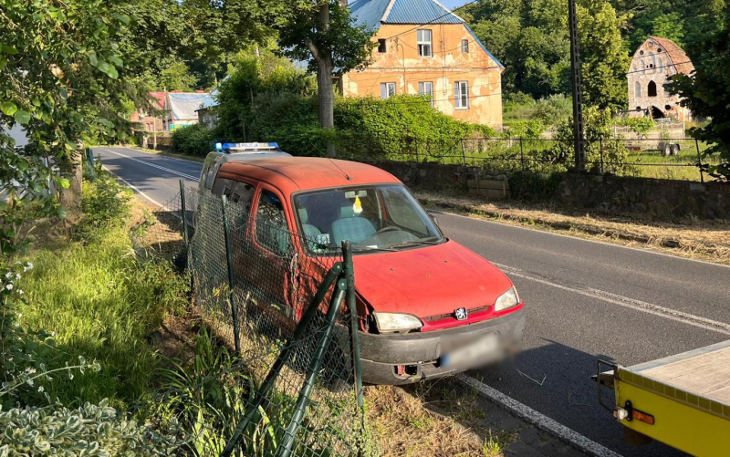 4/4 Pijany kierowca rozbił kradzionego peugeota w Dąbroszynie