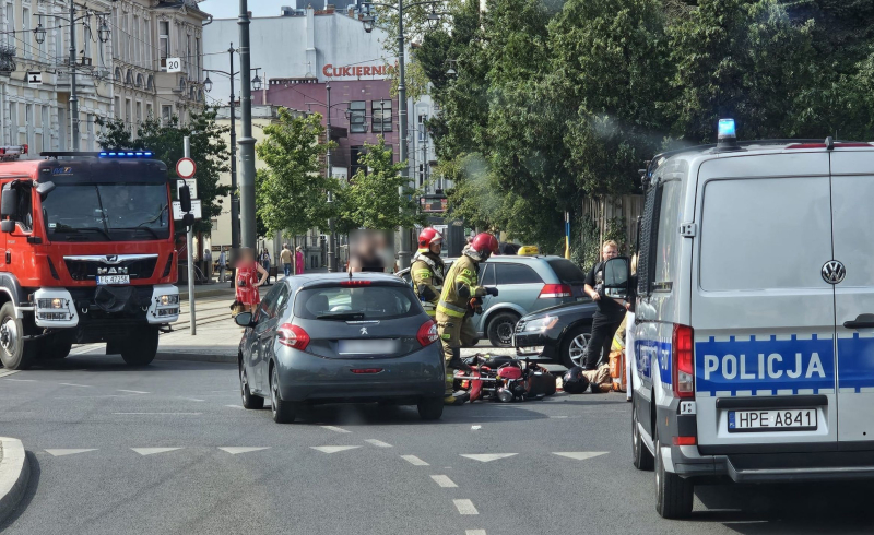 5/7 Zderzenie motocyklisty i peugeota w centrum Gorzowa