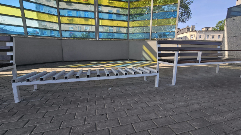 3/6 Ławki dla pasażerów na przystanku Gorzów Wielkopolski Wschodni