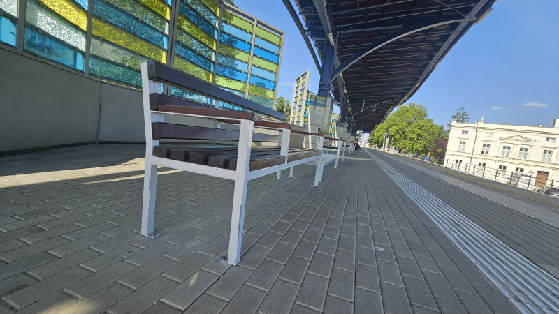 4/6 Ławki dla pasażerów na przystanku Gorzów Wielkopolski Wschodni