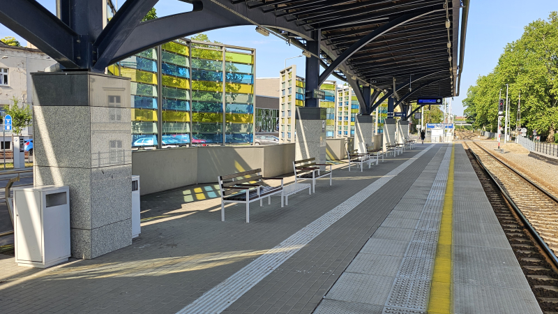 6/6 Ławki dla pasażerów na przystanku Gorzów Wielkopolski Wschodni