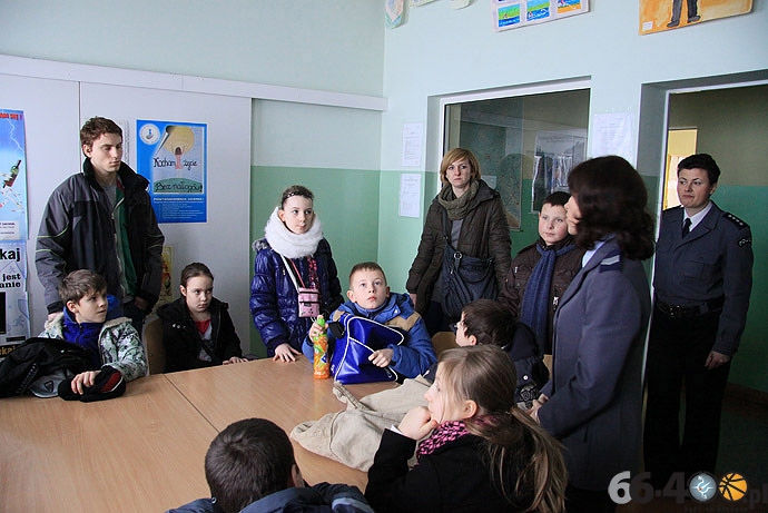 8/10 Gorzów: Dzieci z pół kolonii z Klubu U Szefa w ramach ferii zwiedzają WKU i KMP