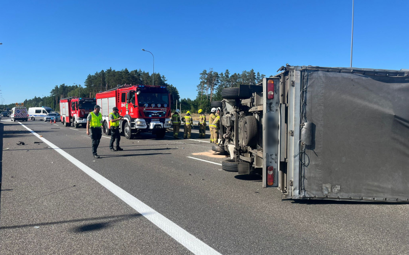 7/9 Zderzenie busa z ciężarówką na S3