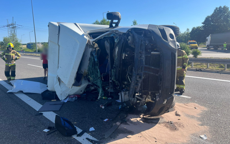 8/9 Zderzenie busa z ciężarówką na S3