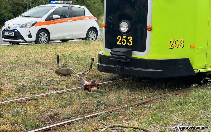 3/5 Tramwaj potrącił mężczyznę koszącego trawę przy Al. 11 Listopada