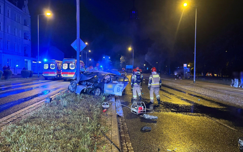 3/10 Wypadek przy ul. Grobla. Taksówka uderzyła w słup i zapaliła się