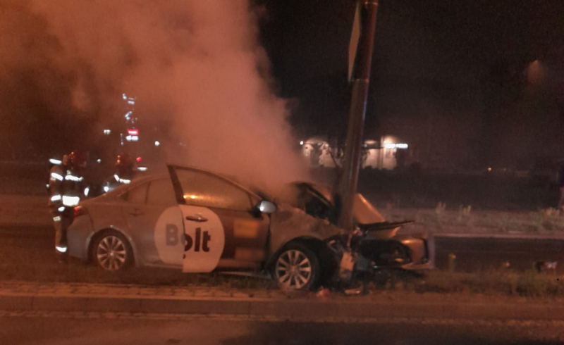 4/10 Wypadek przy ul. Grobla. Taksówka uderzyła w słup i zapaliła się