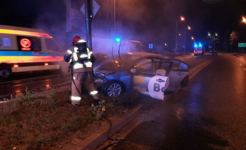 5/10 Wypadek przy ul. Grobla. Taksówka uderzyła w słup i zapaliła się