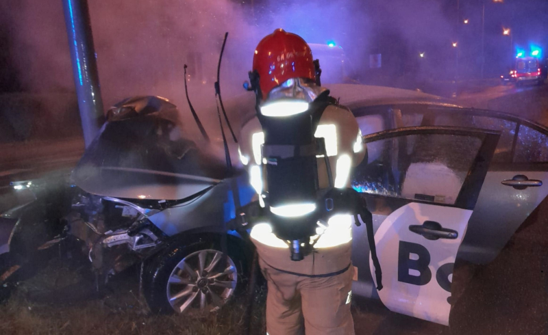 6/10 Wypadek przy ul. Grobla. Taksówka uderzyła w słup i zapaliła się