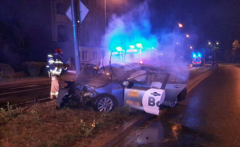 7/10 Wypadek przy ul. Grobla. Taksówka uderzyła w słup i zapaliła się