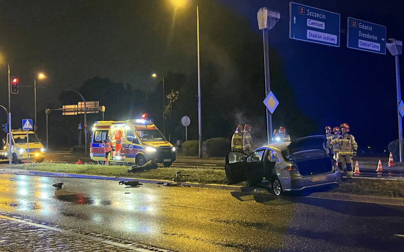 8/10 Wypadek przy ul. Grobla. Taksówka uderzyła w słup i zapaliła się