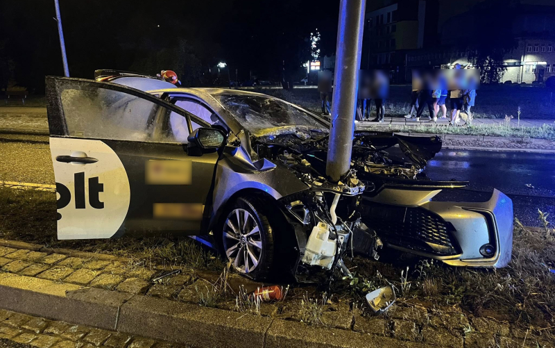 9/10 Wypadek przy ul. Grobla. Taksówka uderzyła w słup i zapaliła się