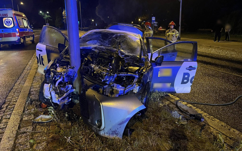 10/10 Wypadek przy ul. Grobla. Taksówka uderzyła w słup i zapaliła się