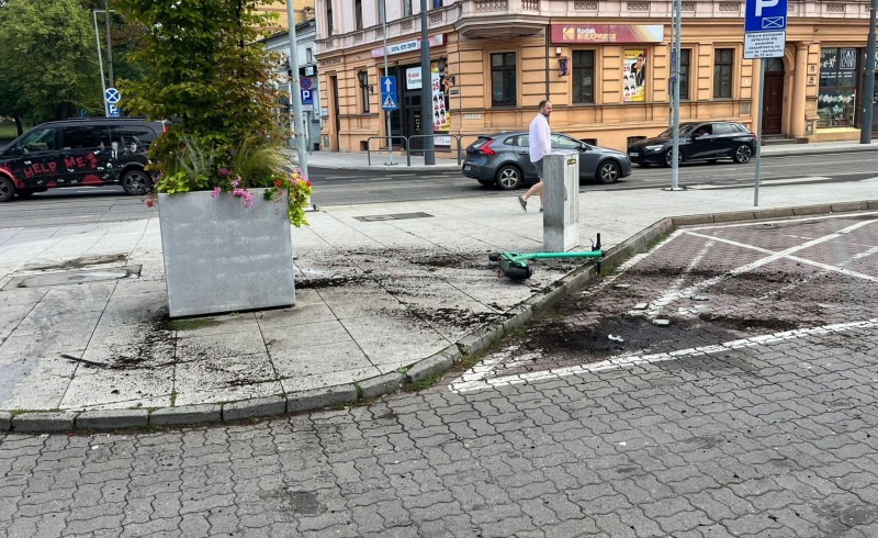 3/4 Rozbili i porzucili volkswagena przy ul. Sikorskiego