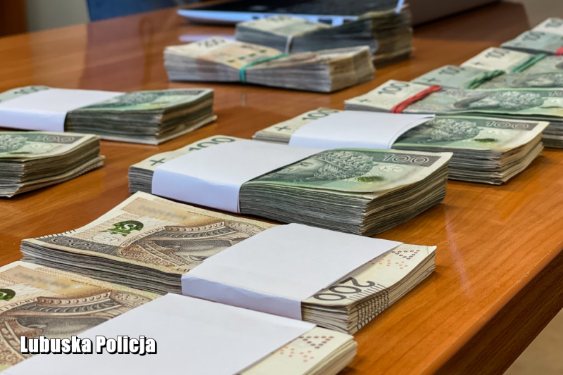 4/6 7 mln zł trafiło na konta czterech urzędniczek z Ośrodka Pomocy Społecznej