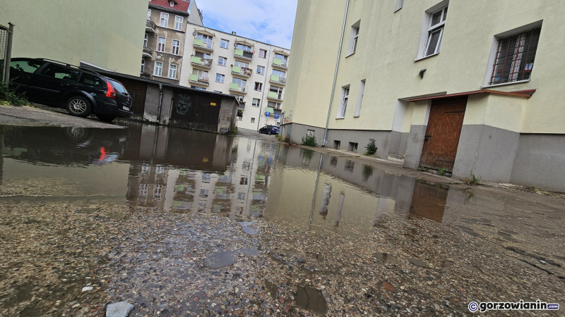 3/4 Zalane podwórko na Krzywoustego