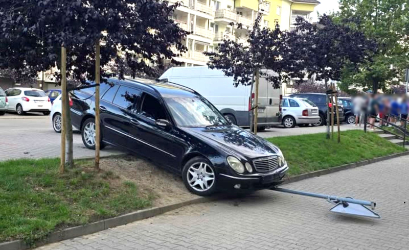 3/5 Kierowca mercedesa uderzył w auto i znak na os. Europejskim