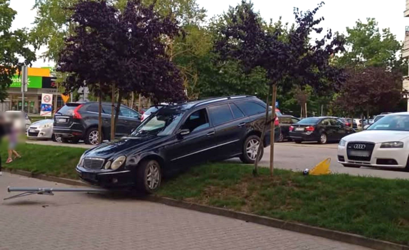 4/5 Kierowca mercedesa uderzył w auto i znak na os. Europejskim