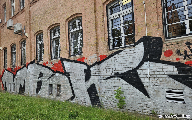 3/4 Pobazgrana kamienica przy Teatralnej