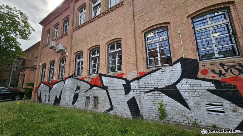 4/4 Pobazgrana kamienica przy Teatralnej