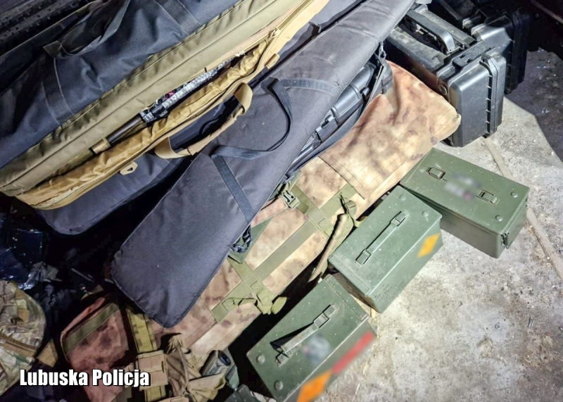 7/10 Skradziona broń i amunicja z busa w Słubicach