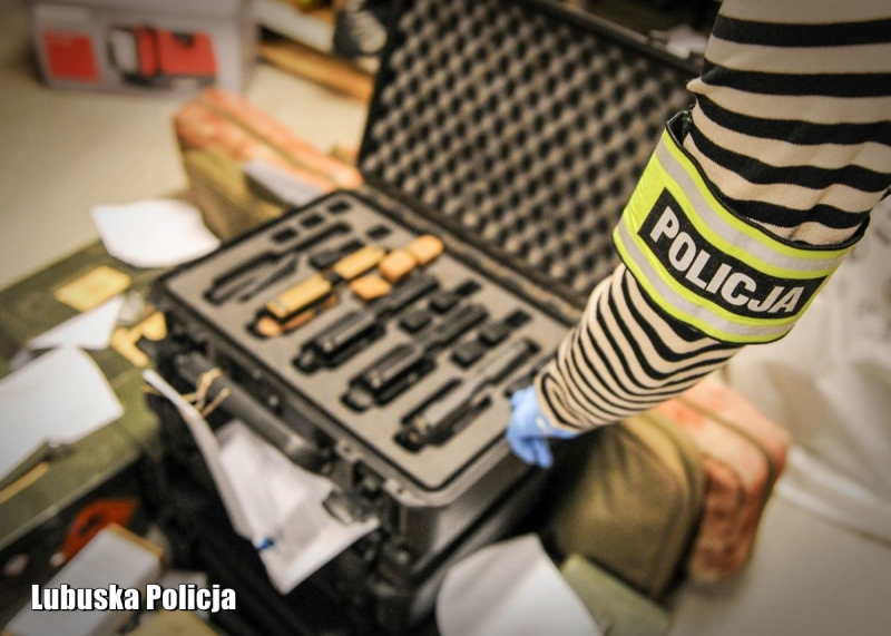 9/10 Skradziona broń i amunicja z busa w Słubicach
