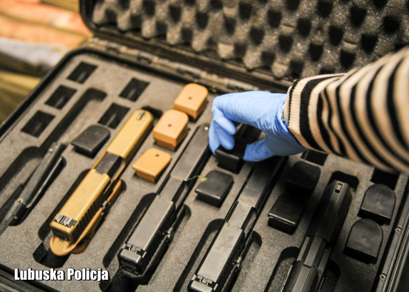 10/10 Skradziona broń i amunicja z busa w Słubicach