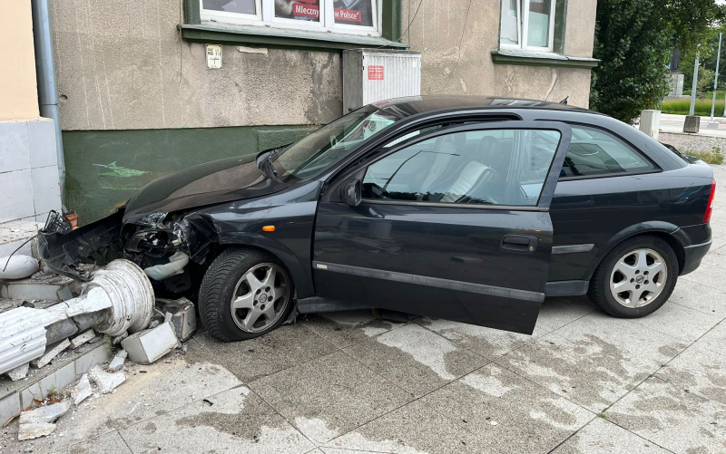 1/4 Pijany kierowca opla wjechał w budynek przy Al. Konstytucji 3 Maja