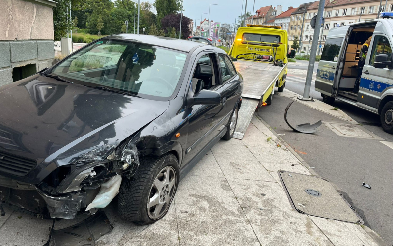 2/4 Pijany kierowca opla wjechał w budynek przy Al. Konstytucji 3 Maja