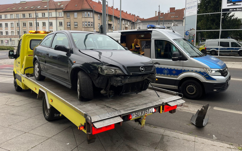 3/4 Pijany kierowca opla wjechał w budynek przy Al. Konstytucji 3 Maja