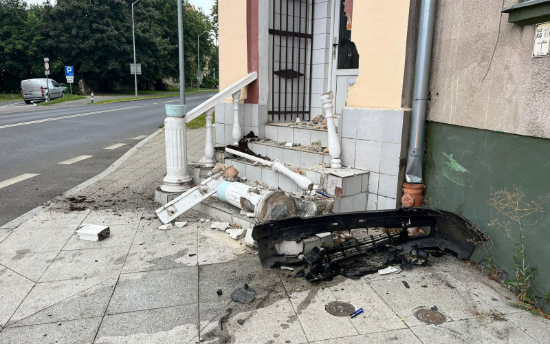 4/4 Pijany kierowca opla wjechał w budynek przy Al. Konstytucji 3 Maja