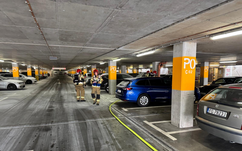 6/7 Pożar hondy na parkingu Nova Park