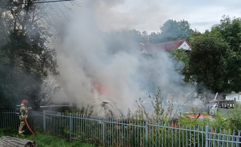 2/4 Płonął bus i odpady przy ul. Dojazdowej w Gorzowie
