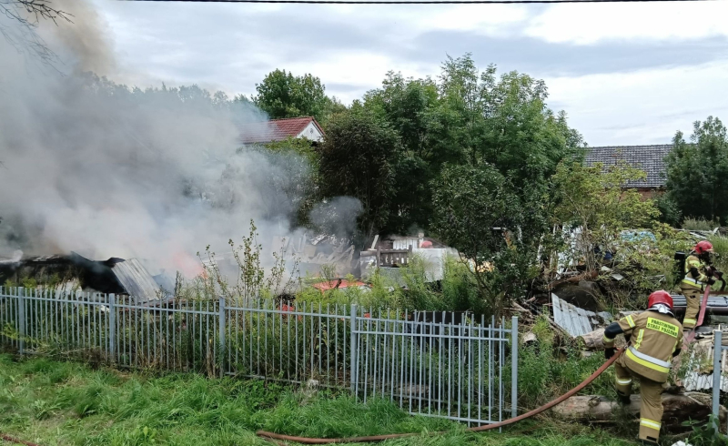 3/4 Płonął bus i odpady przy ul. Dojazdowej w Gorzowie