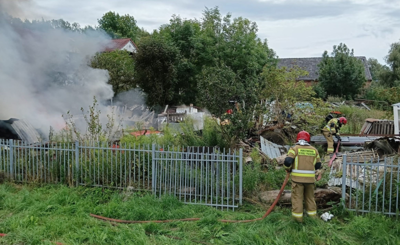 4/4 Płonął bus i odpady przy ul. Dojazdowej w Gorzowie