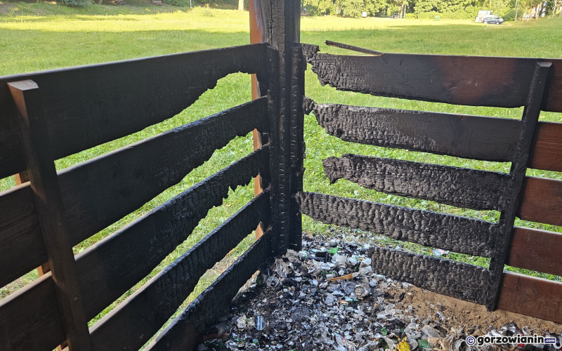 2/5 Podpalona wiata w parku Słowiańskim