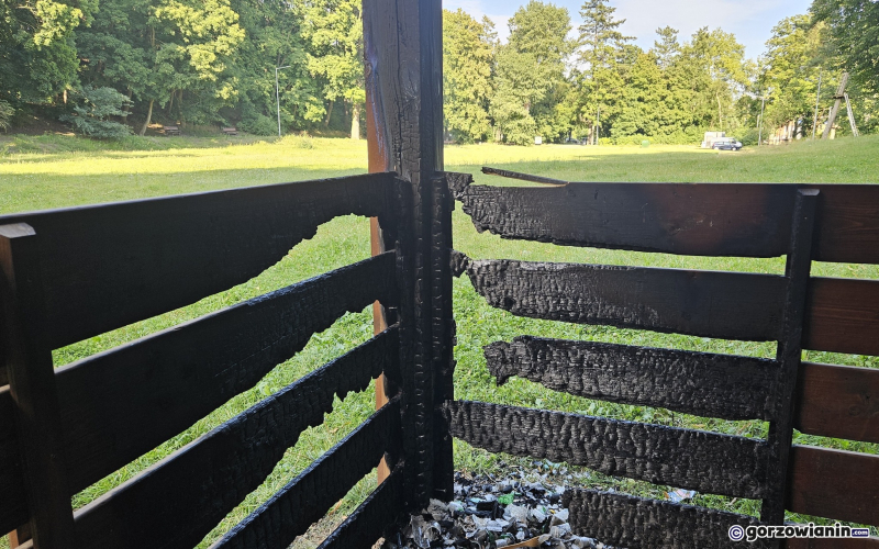 3/5 Podpalona wiata w parku Słowiańskim