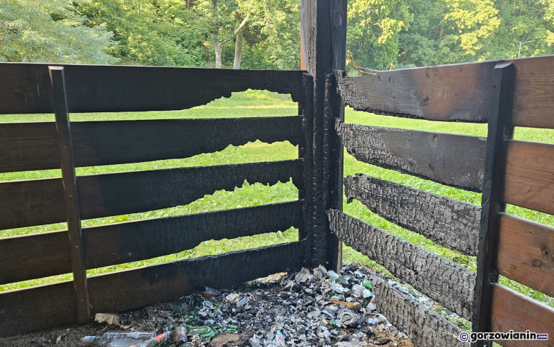 4/5 Podpalona wiata w parku Słowiańskim