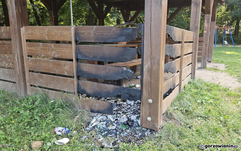 5/5 Podpalona wiata w parku Słowiańskim