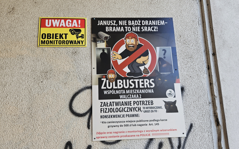 1/7 Brama kamienicy przy Walczaka zamieniona w publiczną toaletę