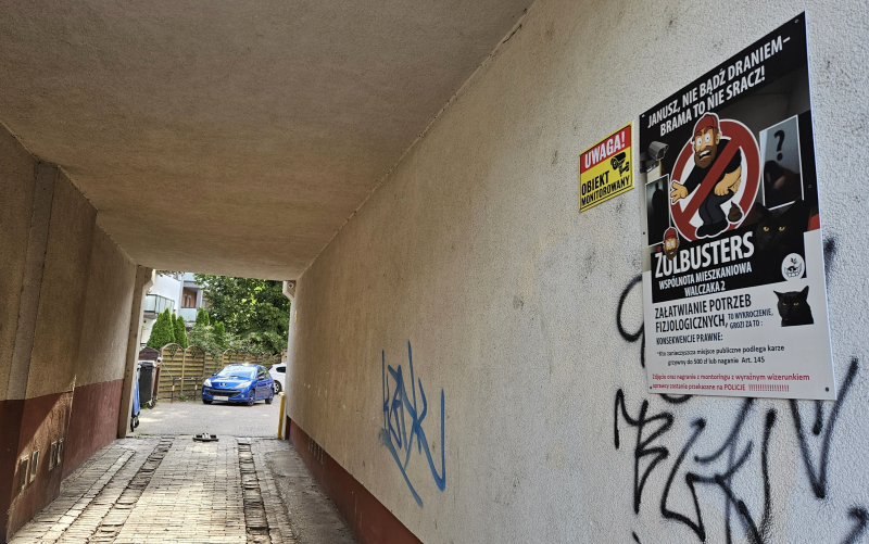 2/7 Brama kamienicy przy Walczaka zamieniona w publiczną toaletę