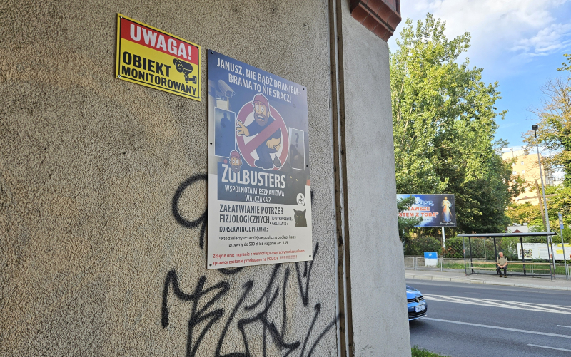 3/7 Brama kamienicy przy Walczaka zamieniona w publiczną toaletę