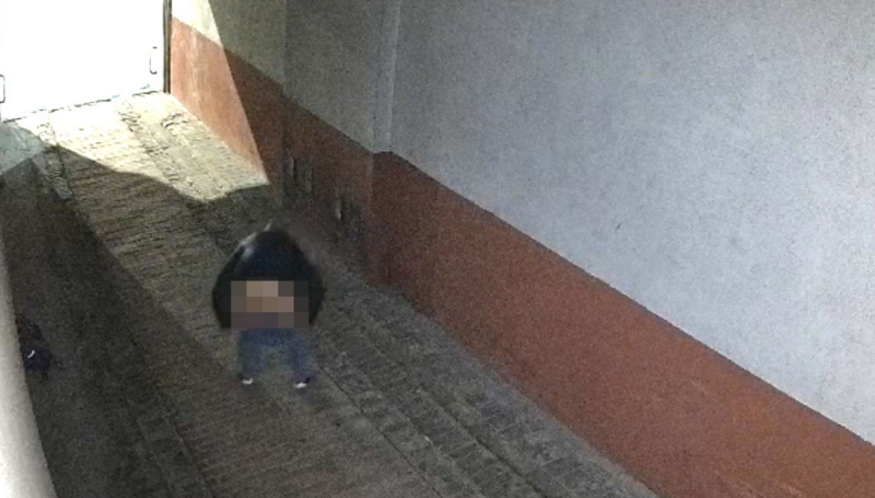 4/7 Brama kamienicy przy Walczaka zamieniona w publiczną toaletę